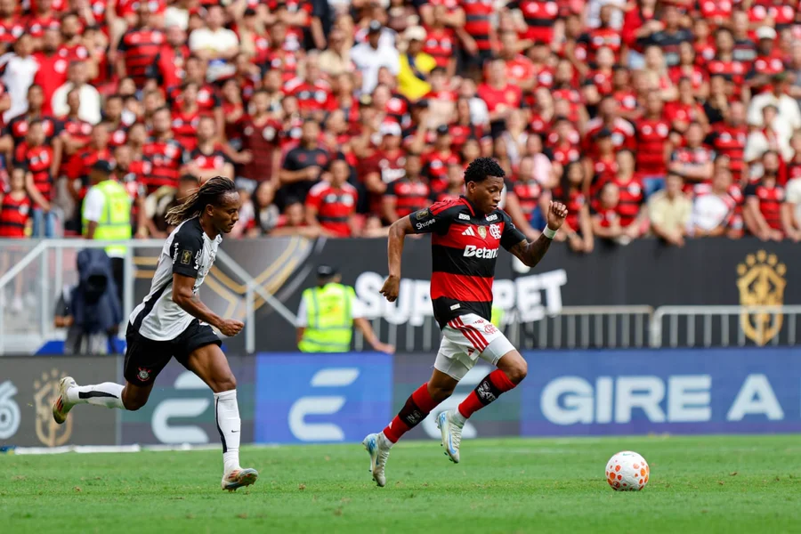 Imagem de Ministros do STF acompanham final da Supercopa entre Flamengo e Corinthians em Brasília