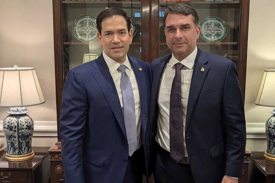Imagem de Flávio Bolsonaro se reúne com Marco Rubio e JD Vance e leva pautas sobre crime organizado e regulação digital
