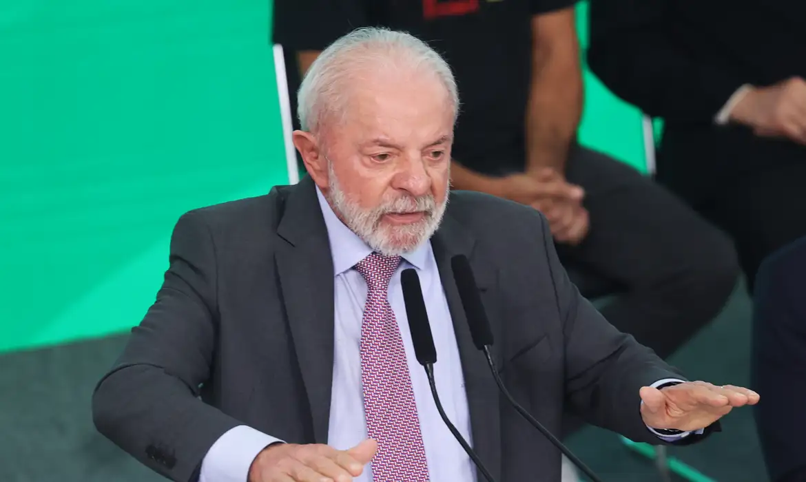 Imagem de Lula evita antecipar nome e diz que só decidirá indicação ao STF ao retornar ao Brasil