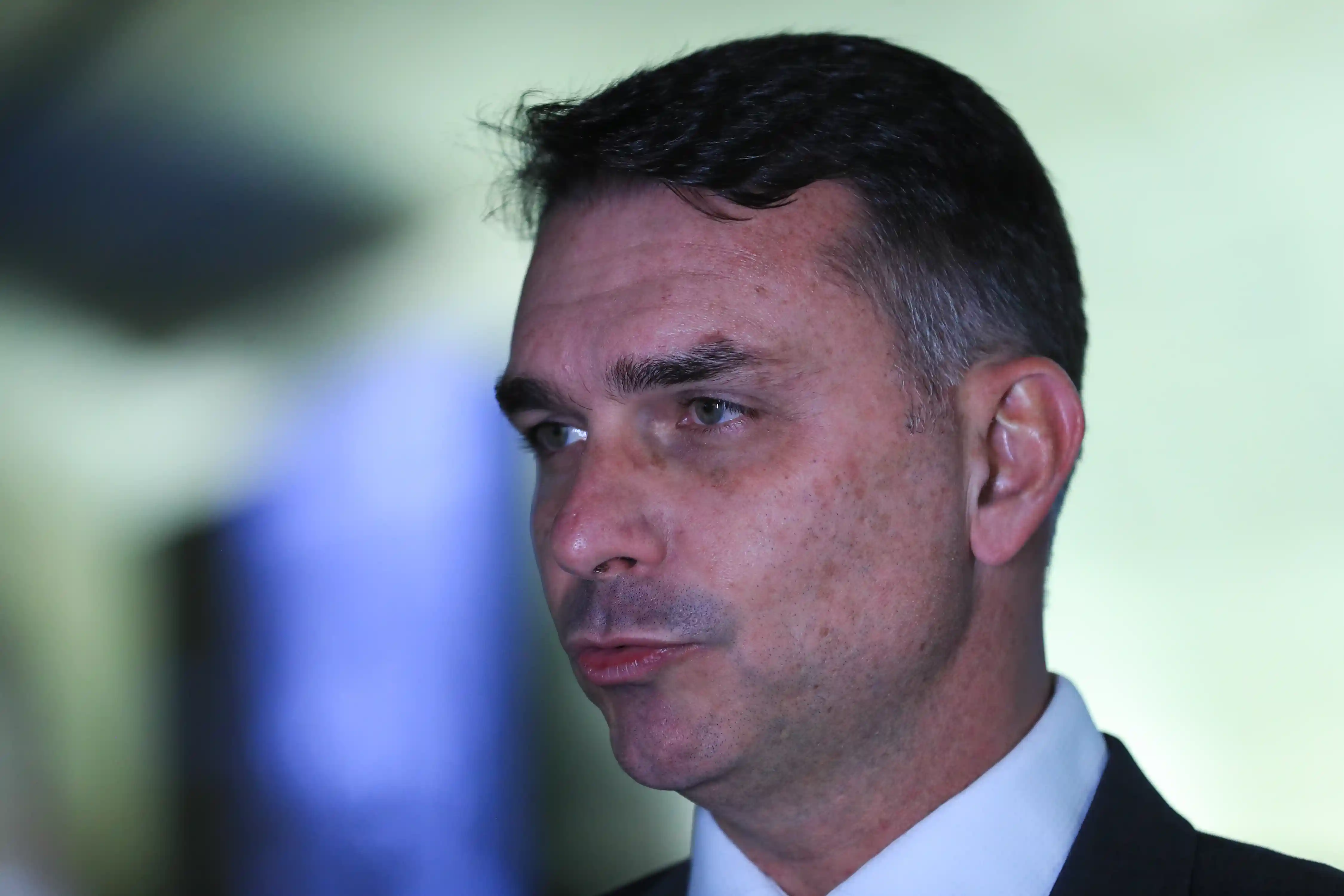 Imagem de Flávio Bolsonaro acusa Moraes de transformar o país em “várzea jurídica” após publicação de acórdão do STF