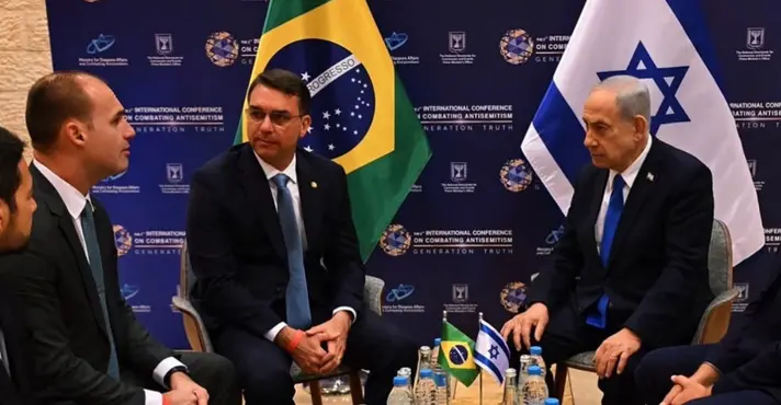 Imagem de Netanyahu destaca presença de Flávio e Eduardo Bolsonaro em evento oficial em Israel