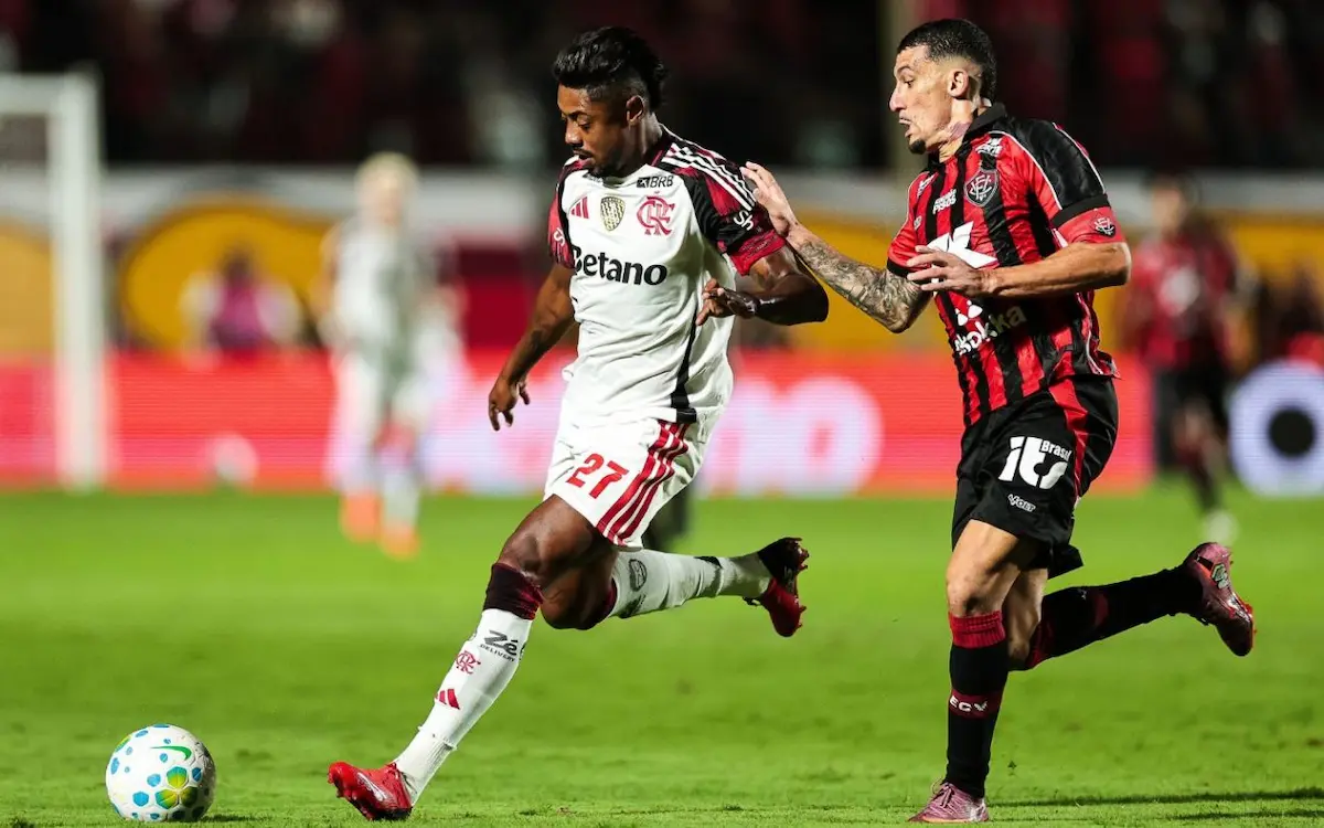 Imagem de Flamengo vence o Vitória, mas arbitragem gera críticas após lances polêmicos
