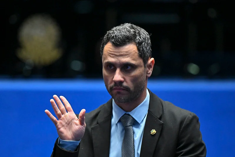 Imagem de Cleitinho declara apoio a Flávio Bolsonaro em Minas, e Eduardo reforça aliança nas redes