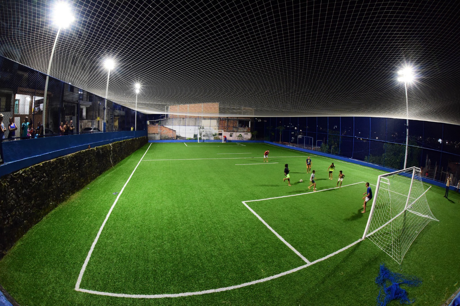 Imagem de Prefeitura de Salvador entrega Arena Abelha e chega a 80 campos com grama sintética na cidade