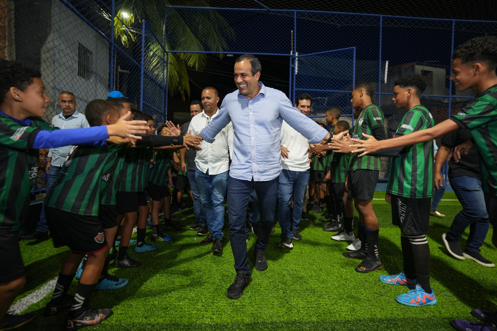 Imagem de Prefeitura chega a 79 campos com gramado sintético e fortalece prática esportiva em Salvador