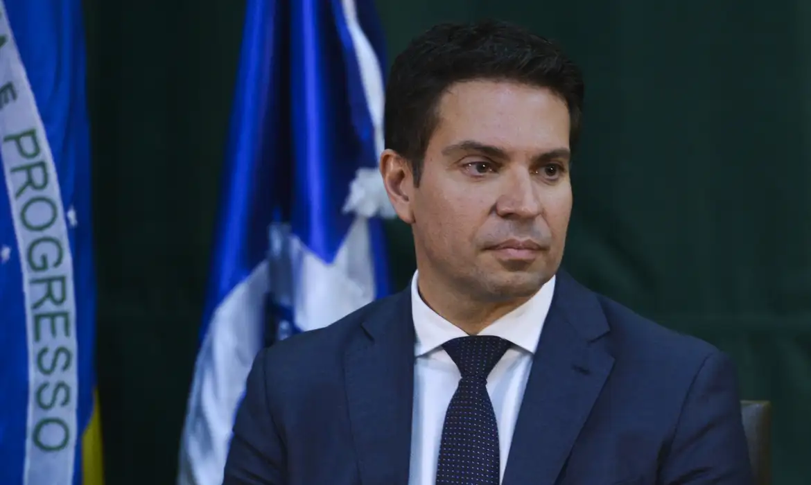 Imagem de Câmara bloqueia salário de Ramagem após ordem de Moraes