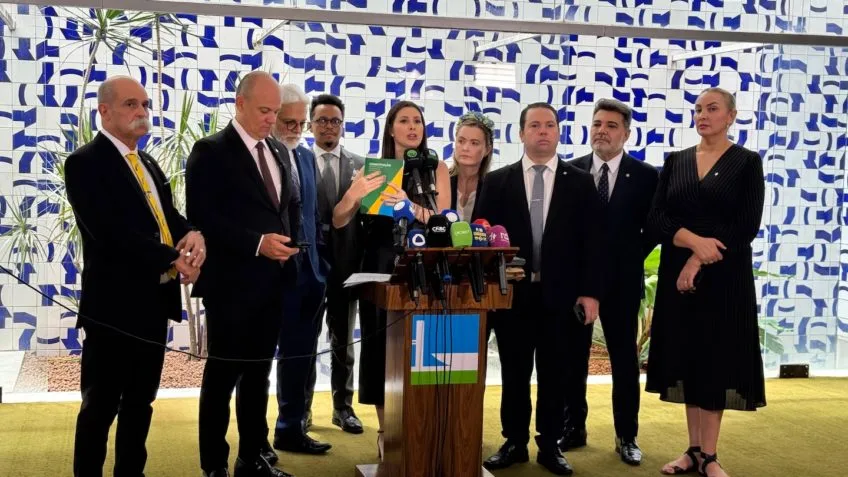 Imagem de Oposição apresenta “impeachmaço” contra 16 ministros do governo Lula e protocola pedidos no STF