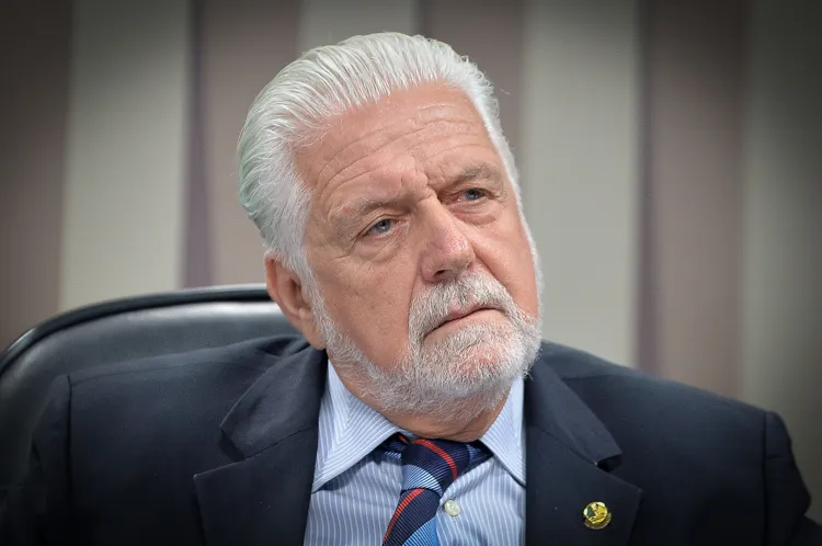 Imagem de Wagner aconselha Lula a evitar embate direto com Flávio Bolsonaro por agora