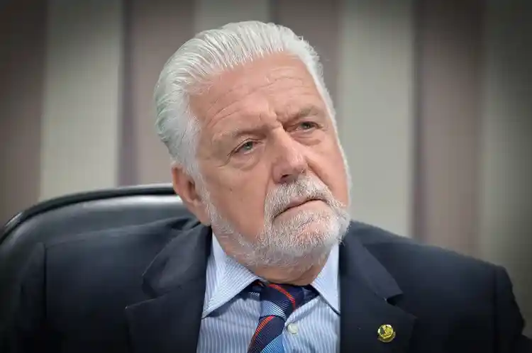 Imagem de Wagner aconselha Lula a evitar embate direto com Flávio Bolsonaro por agora