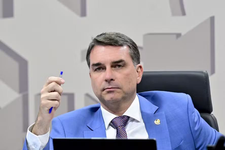 Imagem de Justiça manda Google identificar autores de postagens que ligaram Flávio Bolsonaro ao CV