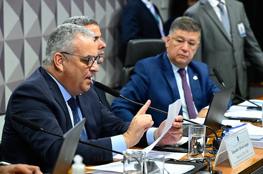 Imagem de Cúpula da CPMI do INSS leva relatório rejeitado ao STF