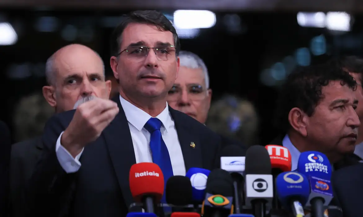 Imagem de Flávio Bolsonaro pede orações por Jair Bolsonaro e denuncia deterioração da saúde do ex-presidente