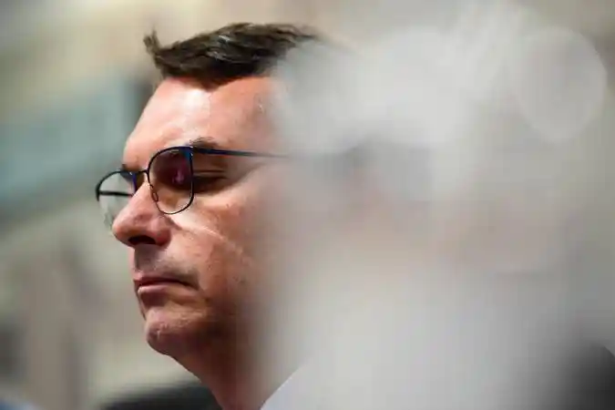 Imagem de Flávio Bolsonaro pede a Dino acesso integral à investigação sobre financiamento de Dark Horse