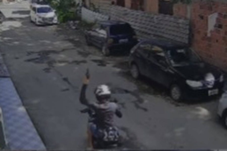 Imagem de Mulher é assaltada em plena luz do dia no Lobato; assaltante foge atirando para o alto