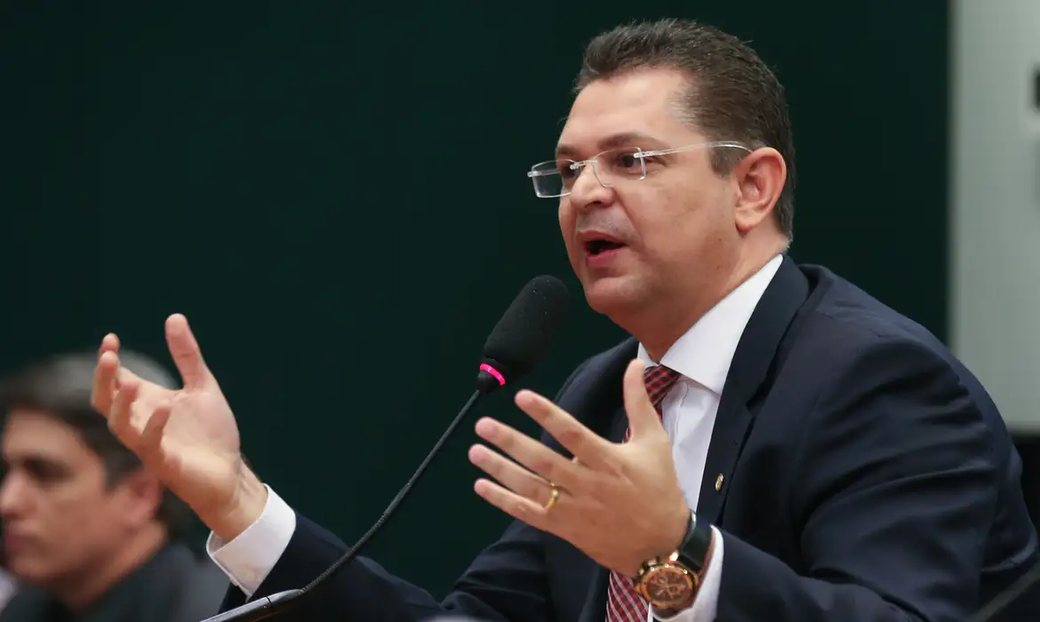 Imagem de Líder do PL diz que decisão da Itália sobre Zambelli é “alerta internacional”