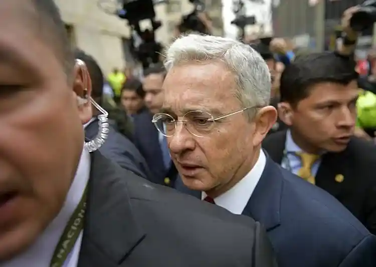 Imagem de Justiça da Colômbia revoga prisão domiciliar de Álvaro Uribe