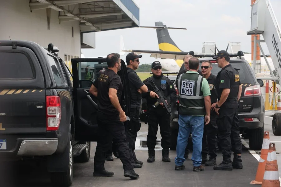 Imagem de  Daniel Vorcaro  embarca em avião da PF para presídio federal em Brasília