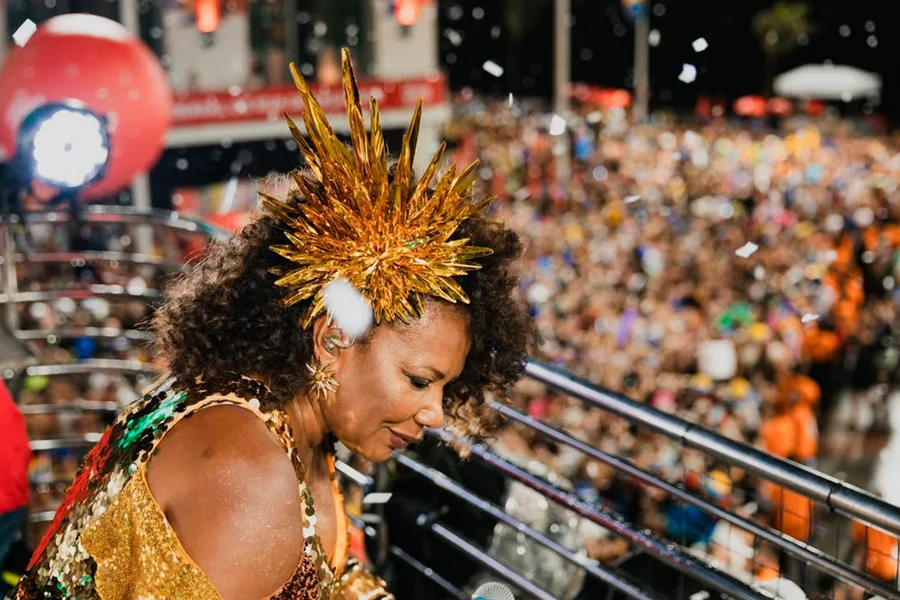 Imagem de Ministra da Cultura canta em bloco ligado a empresa beneficiada pela Rouanet e levanta questionamentos