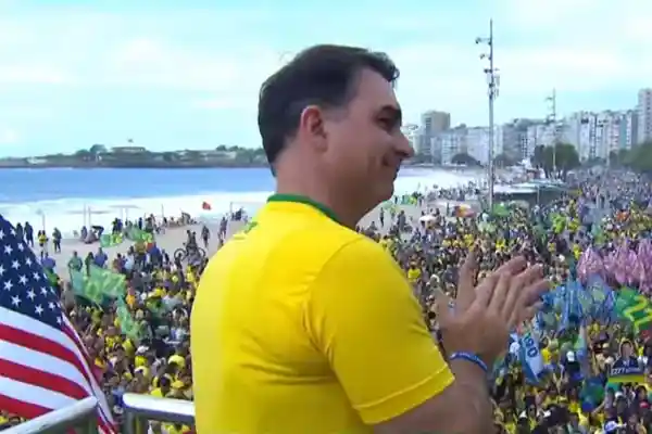 Imagem de Flávio prepara nova ofensiva de propaganda para campanha presidencial