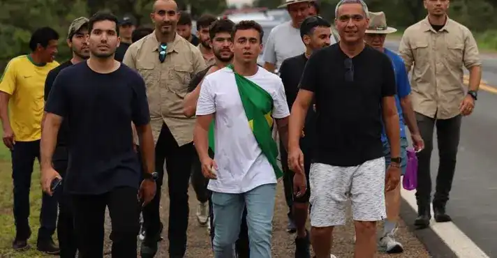 Imagem de Nikolas Ferreira amplia apoio político em caminhada rumo a Brasília