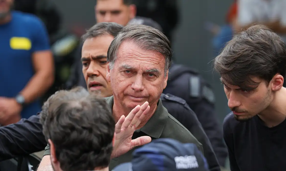 Imagem de Bolsonaro pede autorização a Moraes para receber netas durante prisão domiciliar